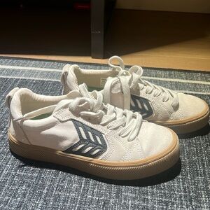 Cariuma Salvas, white canvas, suede, and navy blue detail. 6.5, EUC